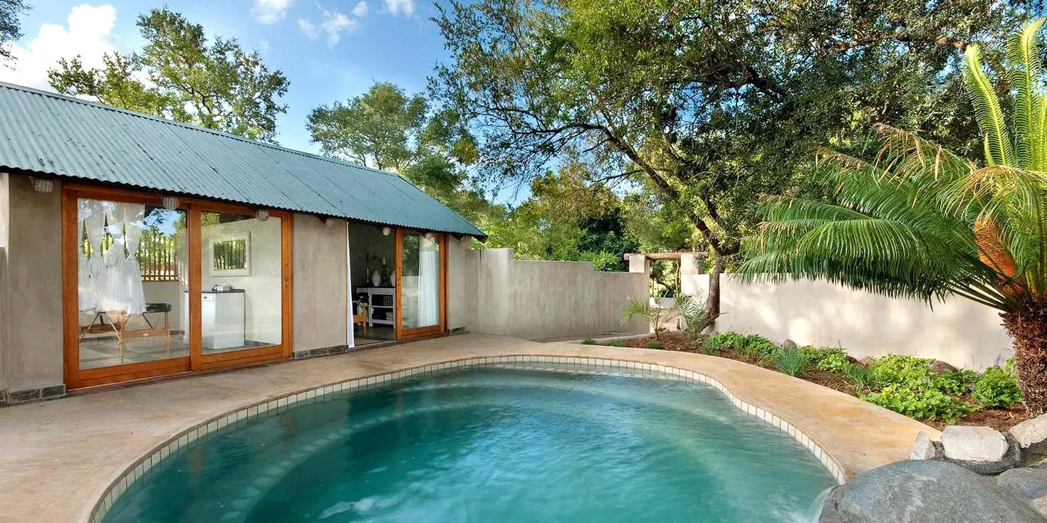 Notten's Bush Camp — lodge exterior and grounds