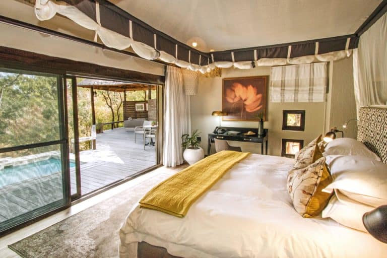 Simbambili Game Lodge — suite and interior