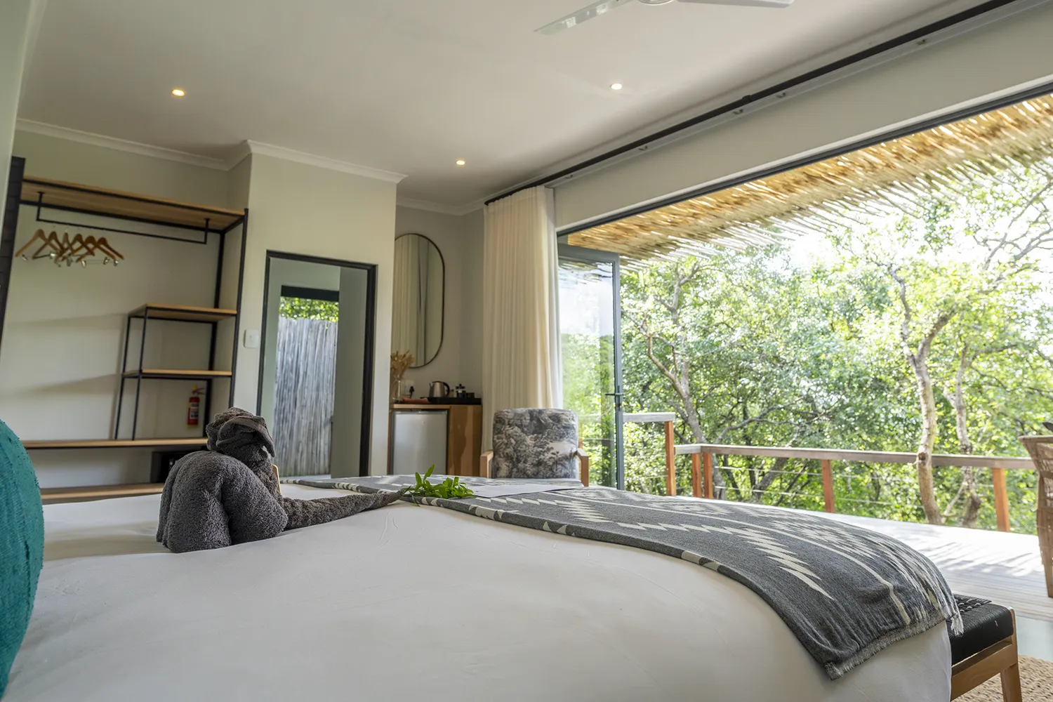 Sungulwane Private Game Lodge — lodge exterior and grounds